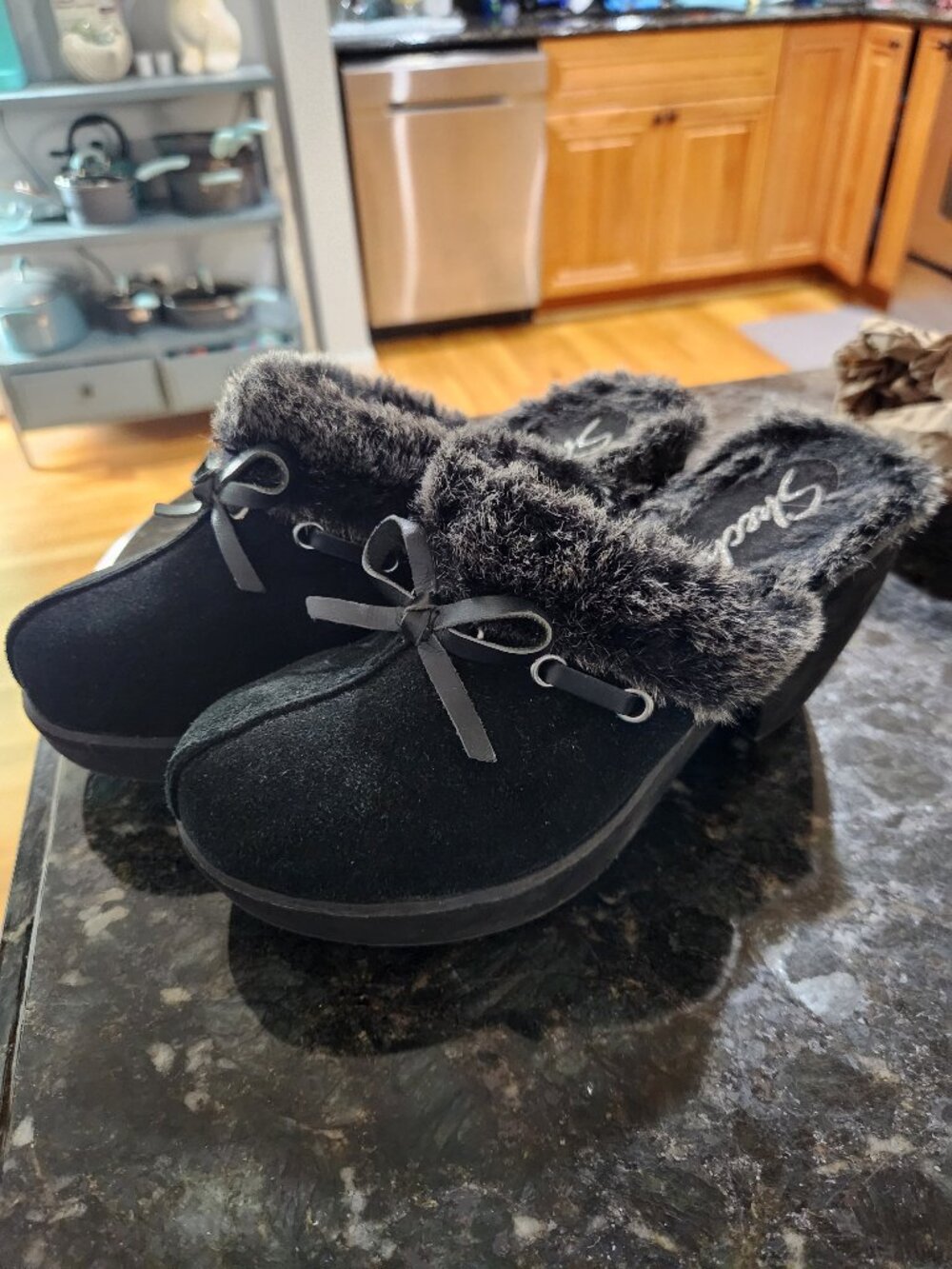 Skechers Y2K Faux-Fur Lined w Suede Clogs with Bow Detail - Size 6
